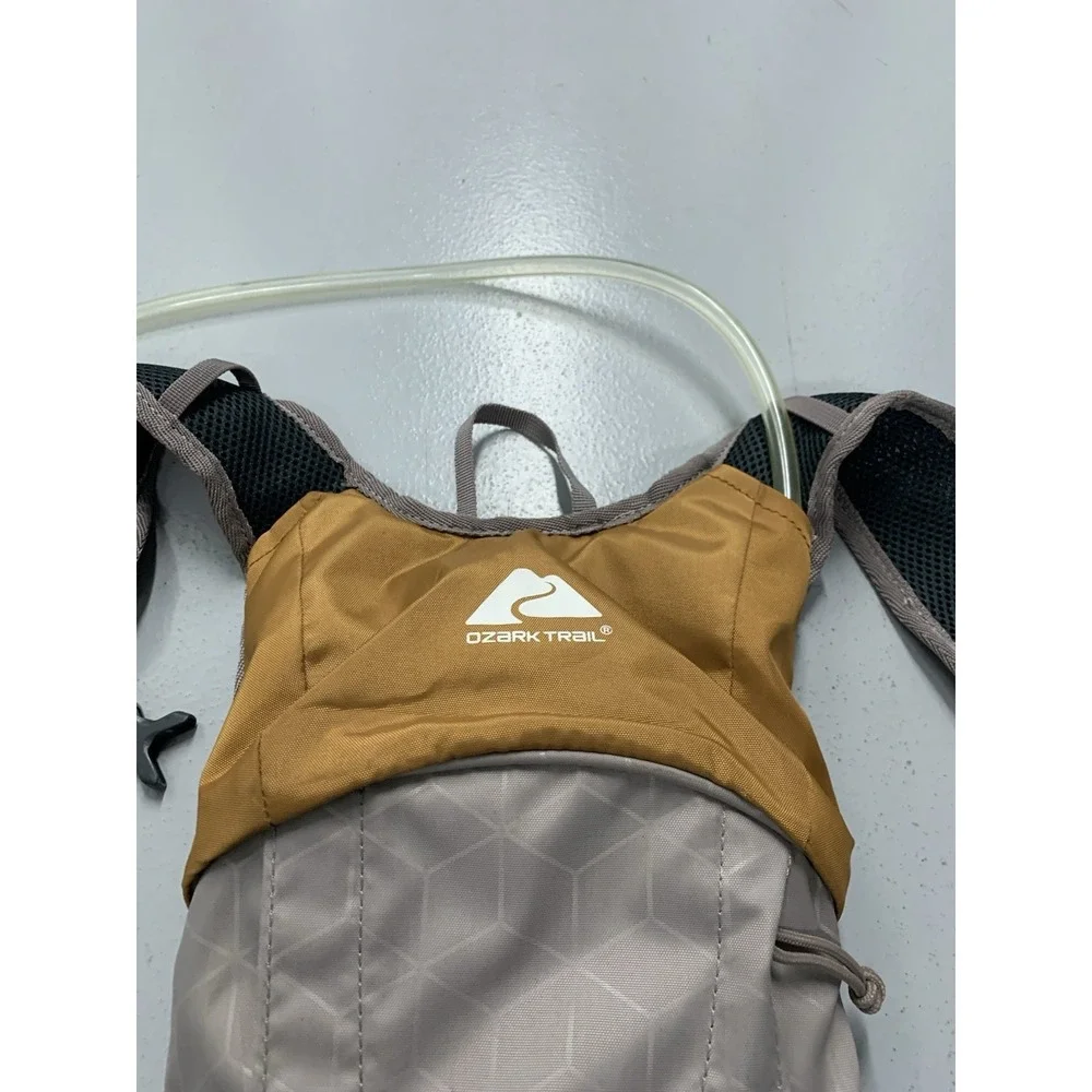 OZARK TRAIL  Hiking Hydration Backpack- 2 Liter - Picture 2 of 4